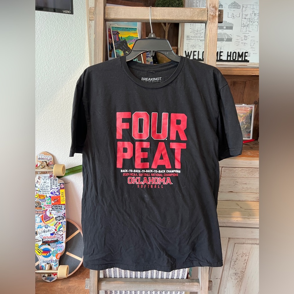 BreakingT unisex University of Oklahoma softball four peat shirt size *Largr